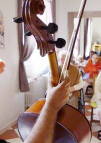 Un viloncelliste chanteur à la maison de retraite...